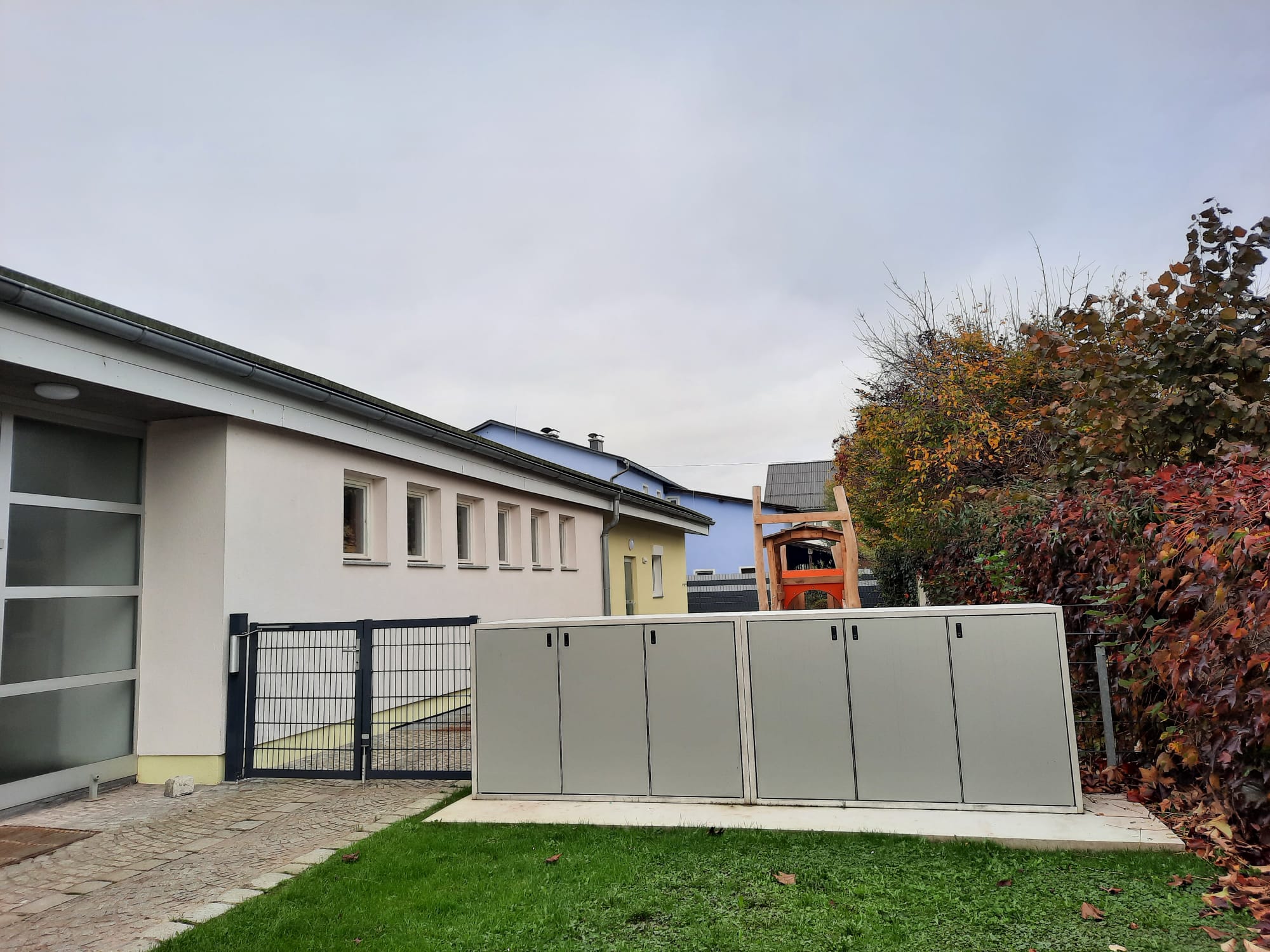 Mülltonnenbox mit eingebauter Briefkastenanlage